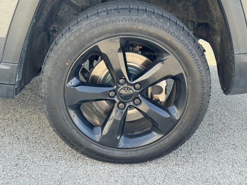 Jeep Grand Cherokee L Vehicle Full-screen Gallery Image 7