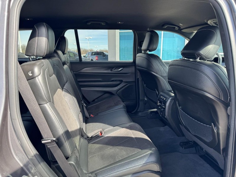 Jeep Grand Cherokee L Vehicle Full-screen Gallery Image 10