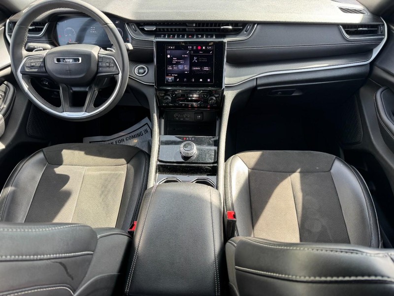 Jeep Grand Cherokee L Vehicle Full-screen Gallery Image 12