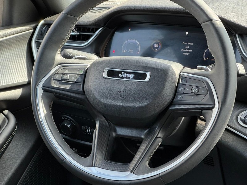 Jeep Grand Cherokee L Vehicle Full-screen Gallery Image 13