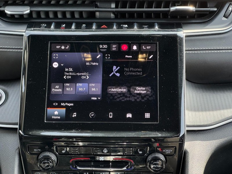 Jeep Grand Cherokee L Vehicle Full-screen Gallery Image 14