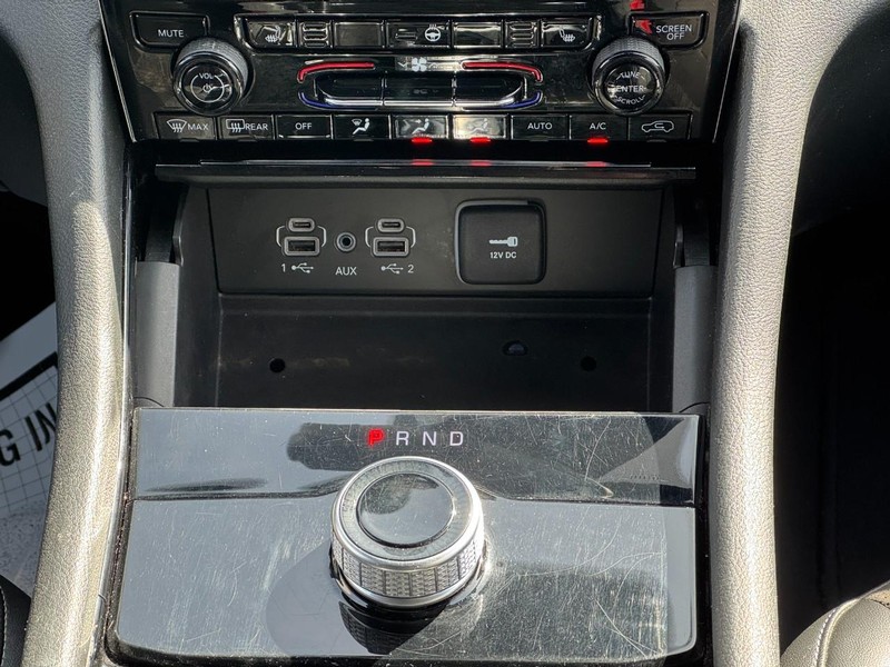 Jeep Grand Cherokee L Vehicle Full-screen Gallery Image 15