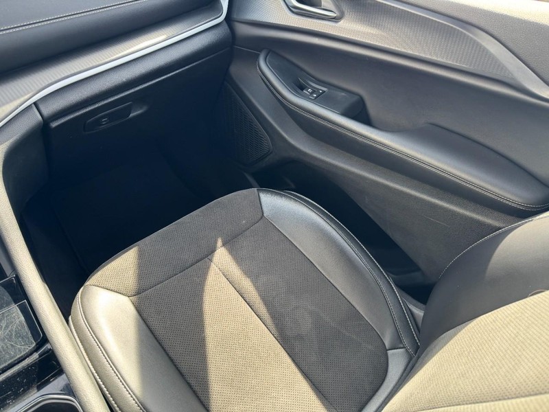 Jeep Grand Cherokee L Vehicle Full-screen Gallery Image 16