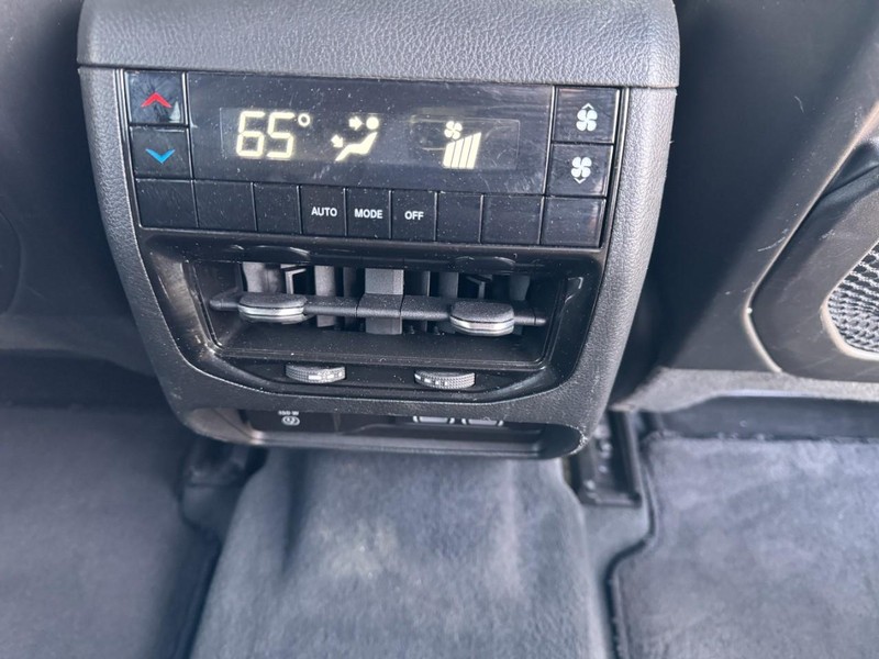 Jeep Grand Cherokee L Vehicle Full-screen Gallery Image 17