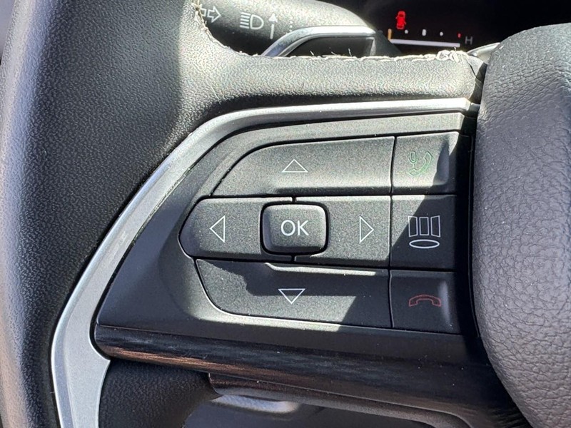 Jeep Grand Cherokee L Vehicle Full-screen Gallery Image 19