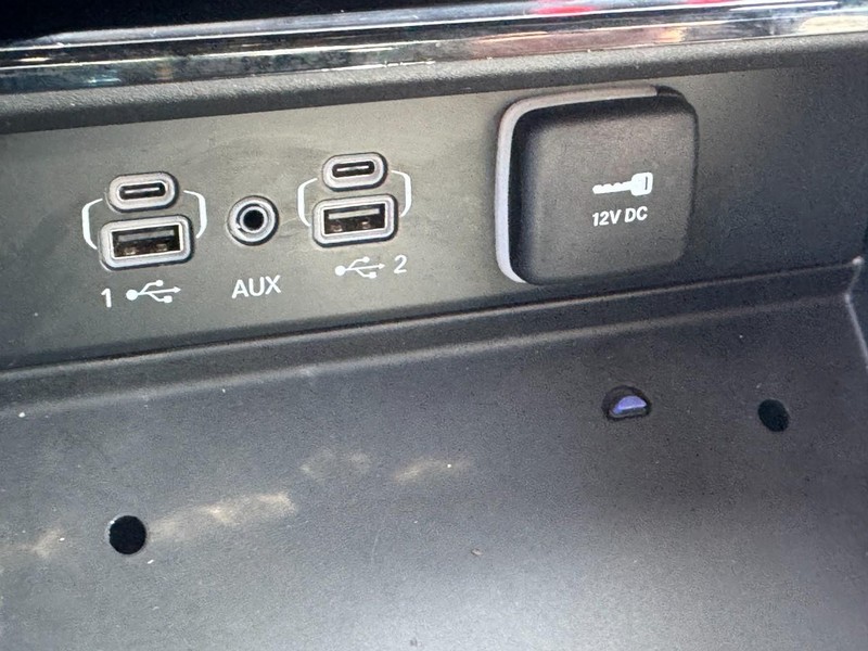 Jeep Grand Cherokee L Vehicle Full-screen Gallery Image 24