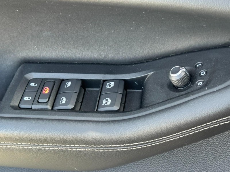 Jeep Grand Cherokee L Vehicle Full-screen Gallery Image 25