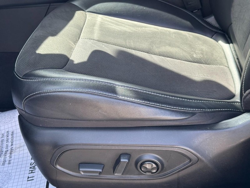 Jeep Grand Cherokee L Vehicle Full-screen Gallery Image 26