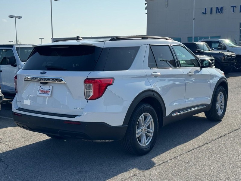 Ford Explorer Vehicle Full-screen Gallery Image 03