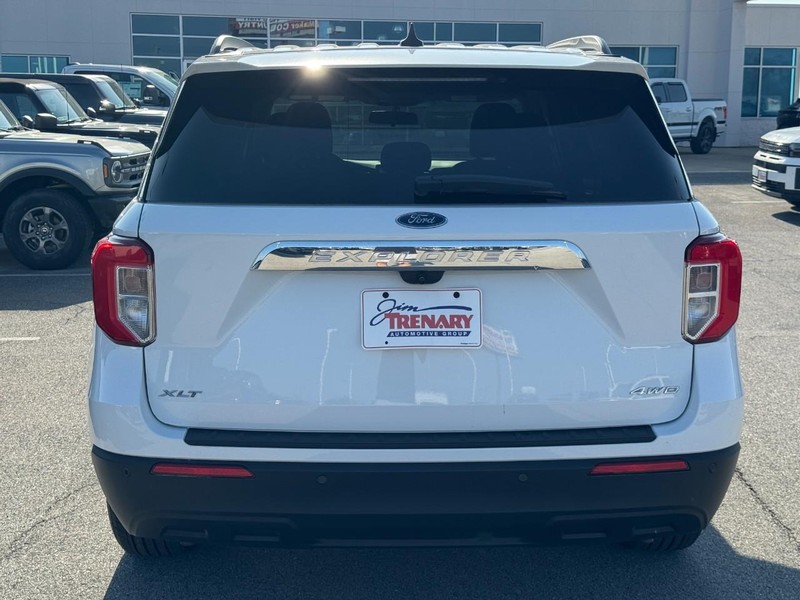 Ford Explorer Vehicle Full-screen Gallery Image 05