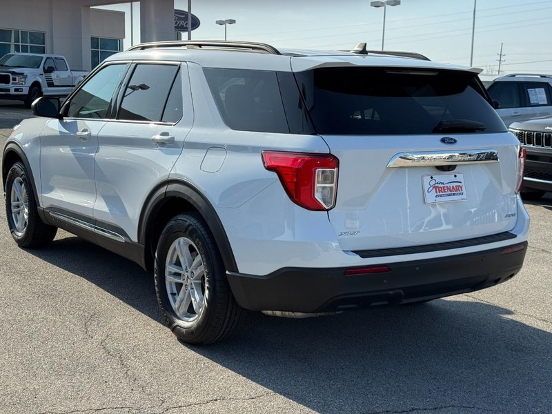 Ford Explorer Vehicle Full-screen Gallery Image 06