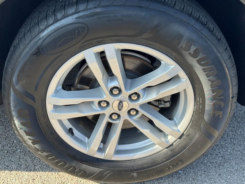 Ford Explorer Vehicle Full-screen Gallery Image 07