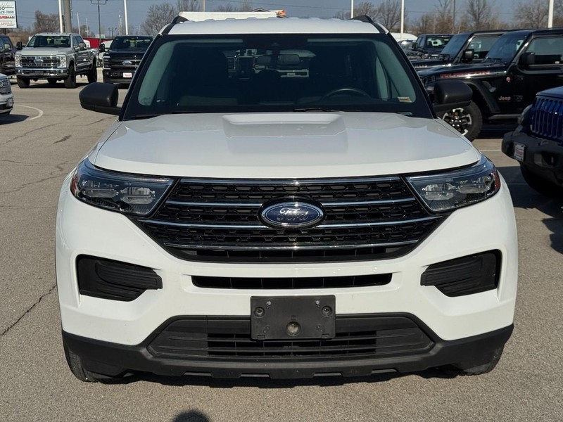 Ford Explorer Vehicle Full-screen Gallery Image 09