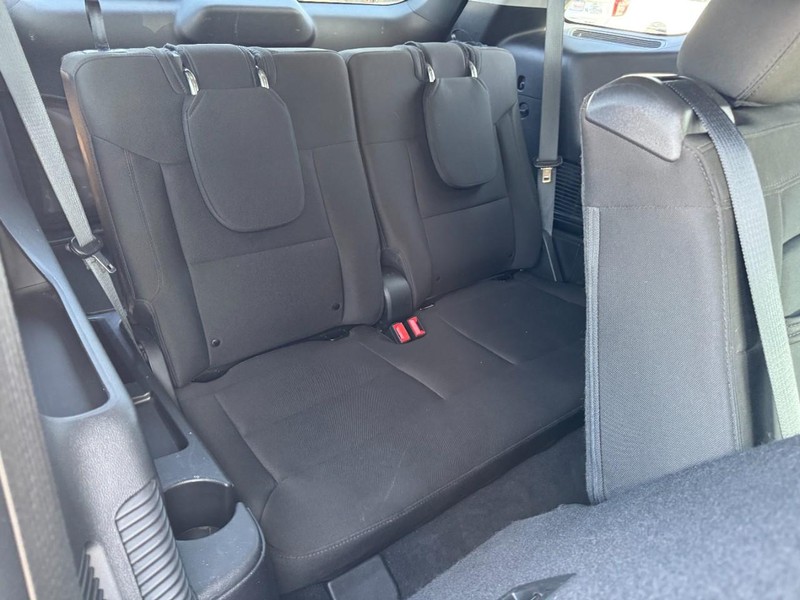 Ford Explorer Vehicle Full-screen Gallery Image 10