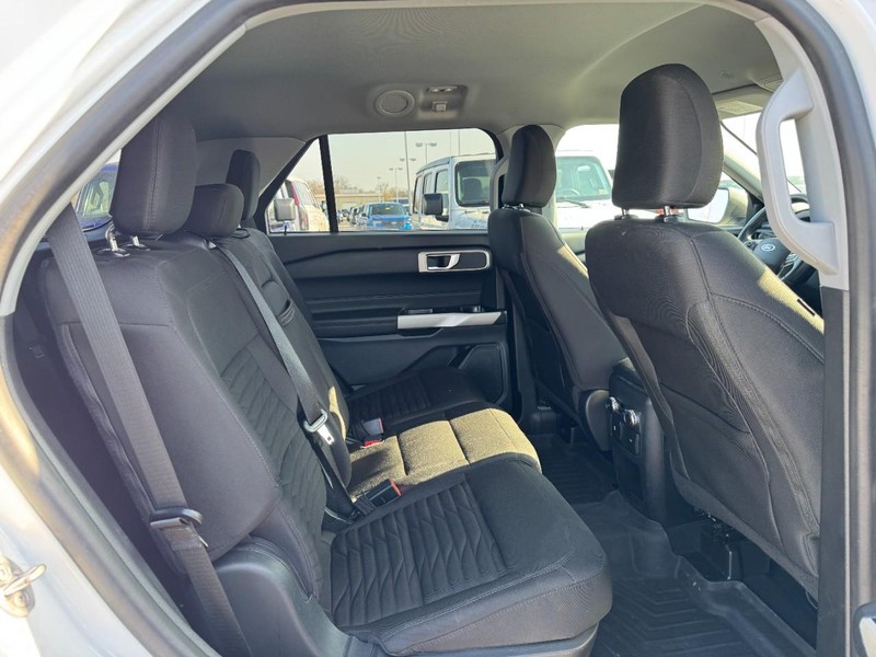 Ford Explorer Vehicle Full-screen Gallery Image 11