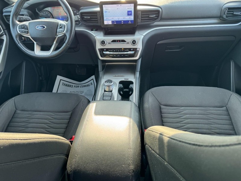 Ford Explorer Vehicle Full-screen Gallery Image 12