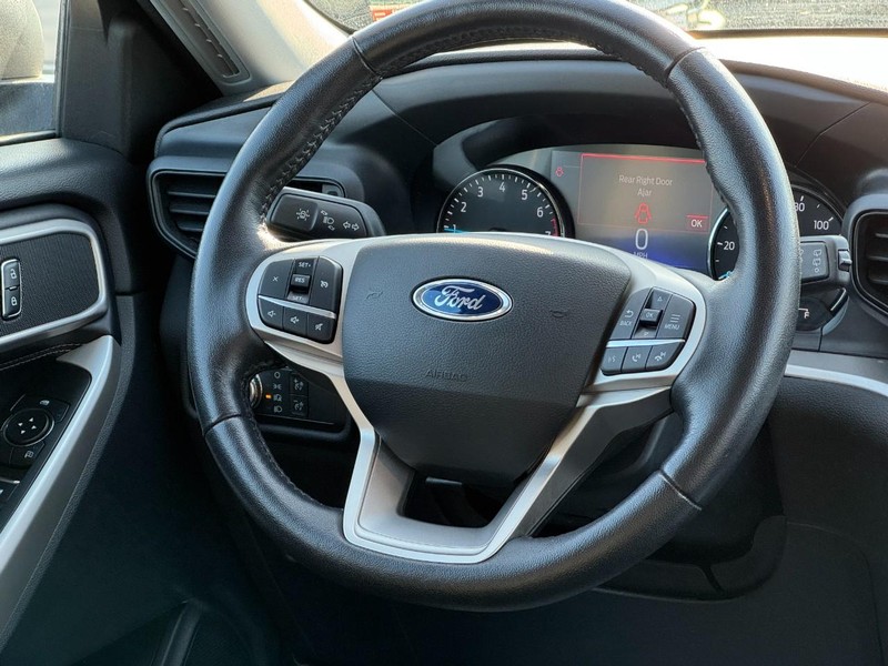 Ford Explorer Vehicle Full-screen Gallery Image 13