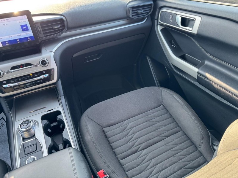 Ford Explorer Vehicle Full-screen Gallery Image 16