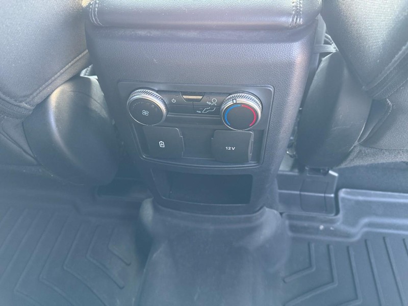 Ford Explorer Vehicle Full-screen Gallery Image 17