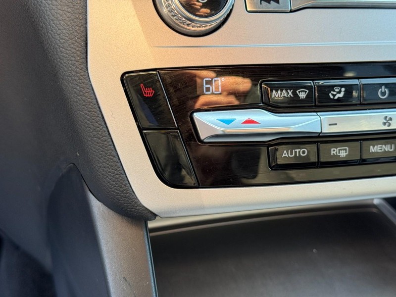 Ford Explorer Vehicle Full-screen Gallery Image 21