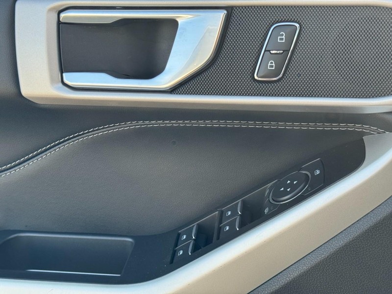 Ford Explorer Vehicle Full-screen Gallery Image 24