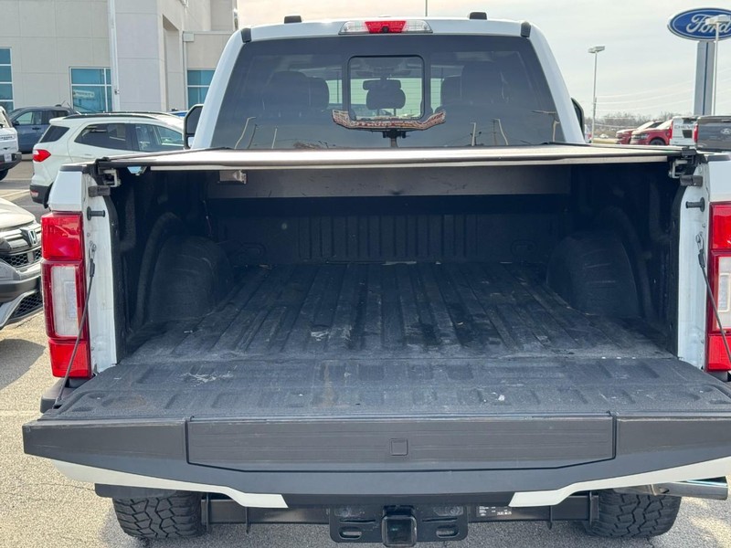 Ford Super Duty F-250 SRW Vehicle Full-screen Gallery Image 4