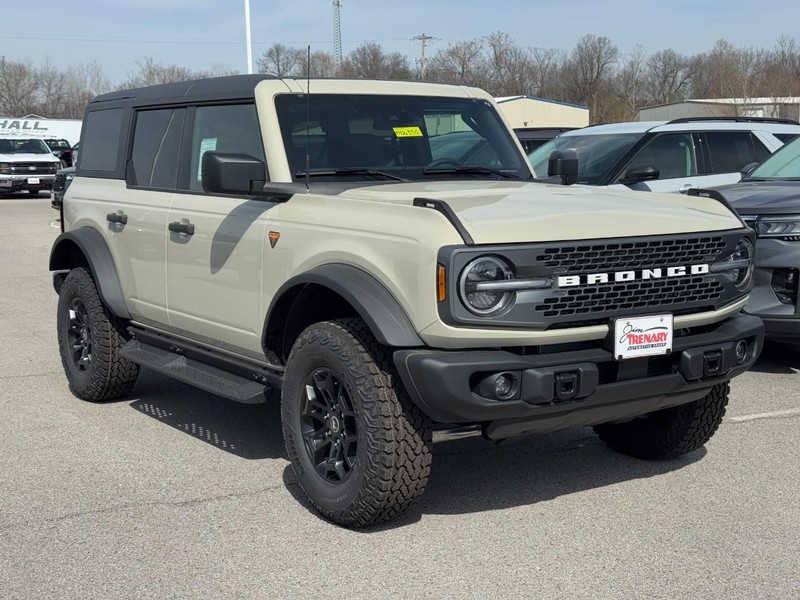 Ford Bronco Vehicle Full-screen Gallery Image 2