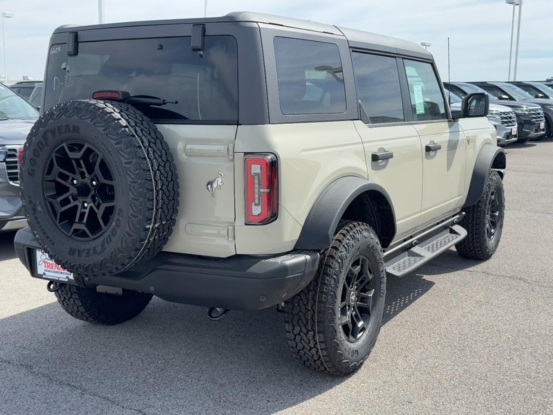 Ford Bronco Vehicle Full-screen Gallery Image 3
