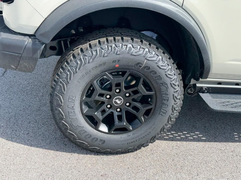 Ford Bronco Vehicle Full-screen Gallery Image 4