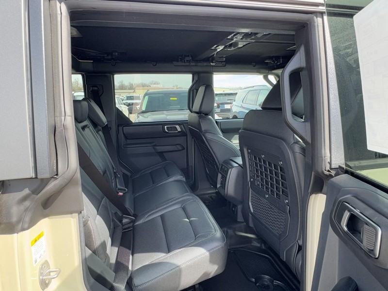 Ford Bronco Vehicle Full-screen Gallery Image 5