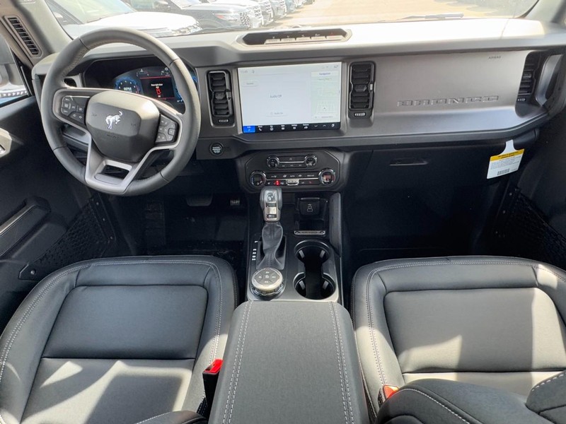 Ford Bronco Vehicle Full-screen Gallery Image 6