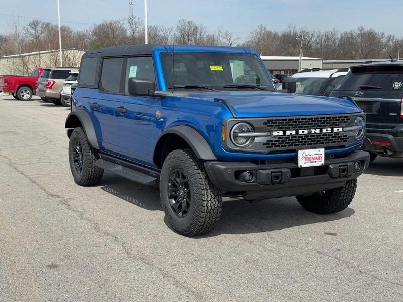 Ford Bronco Vehicle Full-screen Gallery Image 2
