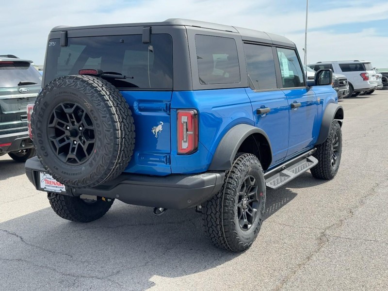 Ford Bronco Vehicle Full-screen Gallery Image 3