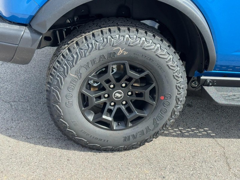 Ford Bronco Vehicle Full-screen Gallery Image 4