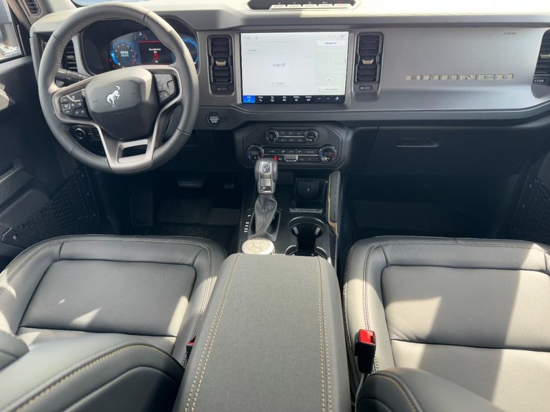 Ford Bronco Vehicle Full-screen Gallery Image 6