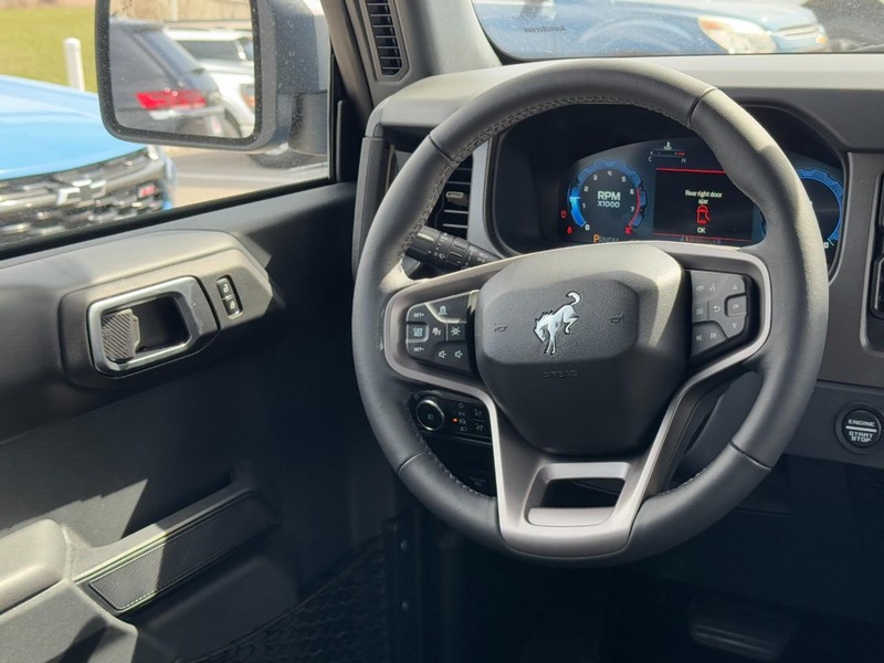 Ford Bronco Vehicle Full-screen Gallery Image 7