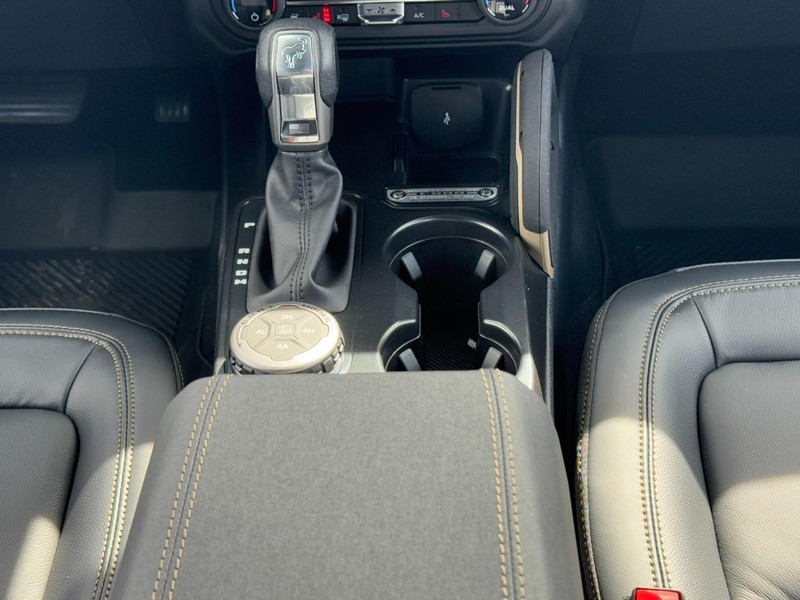 Ford Bronco Vehicle Full-screen Gallery Image 9