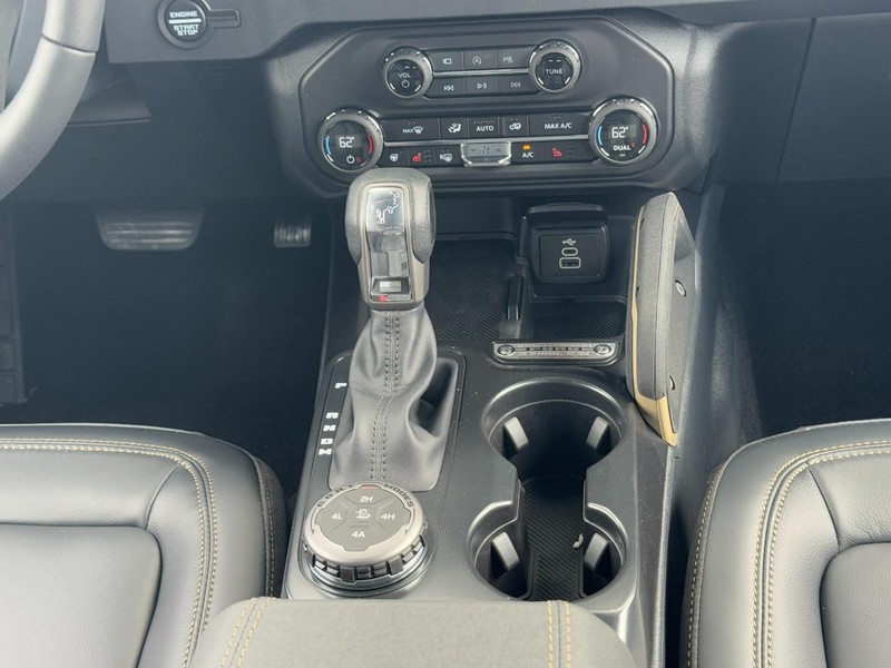 Ford Bronco Vehicle Full-screen Gallery Image 9