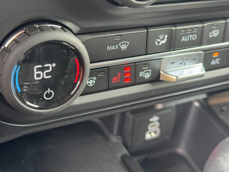 Ford Bronco Vehicle Full-screen Gallery Image 12