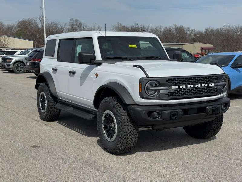 Ford Bronco Vehicle Full-screen Gallery Image 2