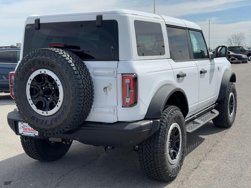 Ford Bronco Vehicle Full-screen Gallery Image 3