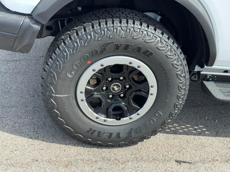 Ford Bronco Vehicle Full-screen Gallery Image 4