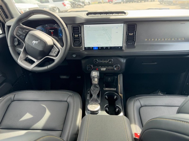 Ford Bronco Vehicle Full-screen Gallery Image 6