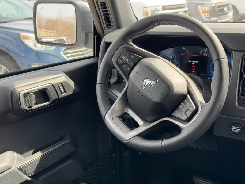 Ford Bronco Vehicle Full-screen Gallery Image 7