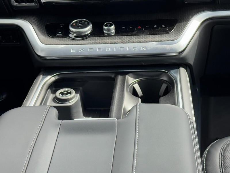 Ford Expedition Max Vehicle Image 10