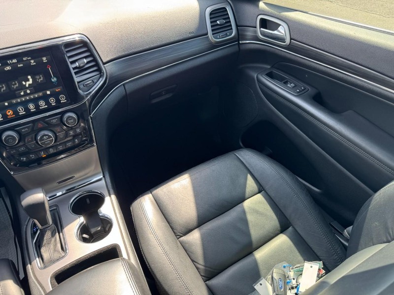 Jeep Grand Cherokee Vehicle Image 15