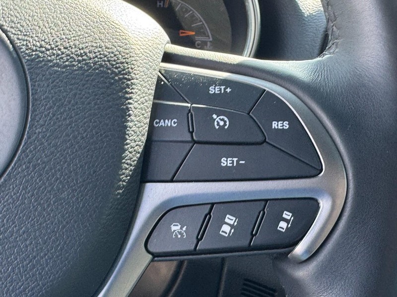 Jeep Grand Cherokee Vehicle Image 19