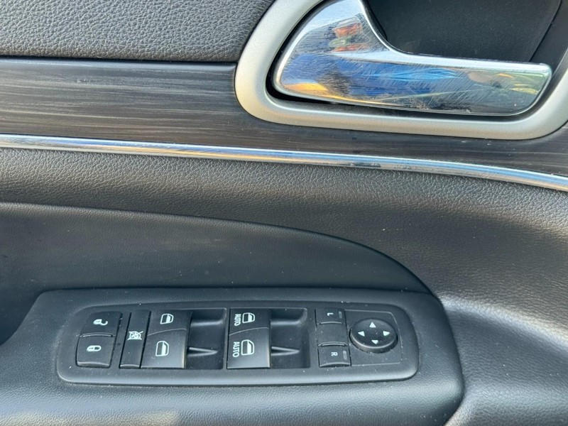 Jeep Grand Cherokee Vehicle Image 24