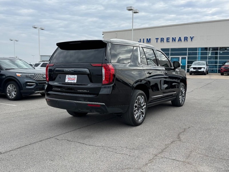 GMC Yukon Vehicle Full-screen Gallery Image 3