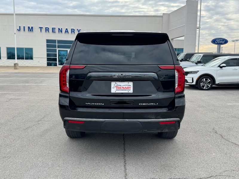 GMC Yukon Vehicle Full-screen Gallery Image 4
